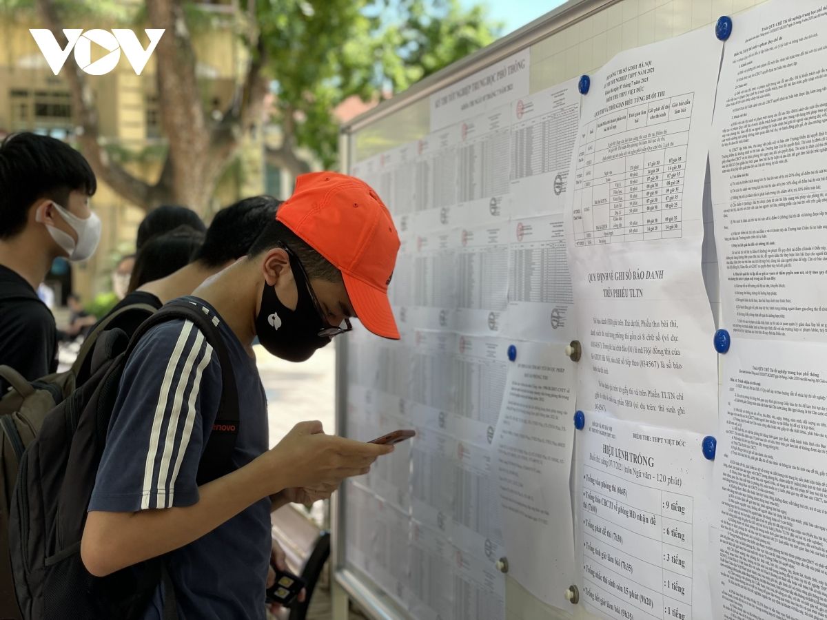Thí sinh đội nắng, khẩu trang kín mít đi làm thủ tục thi tốt nghiệp THPT