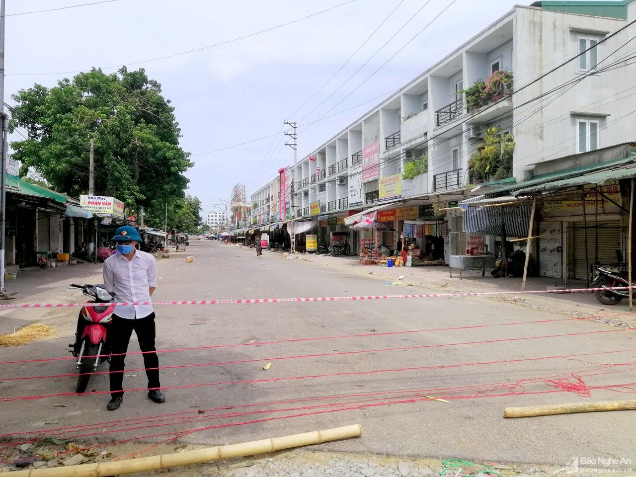 Phong tỏa, xét nghiệm tiểu thương chợ đầu mối hoa quả và đình Tây Chợ Vinh để phòng dịch 