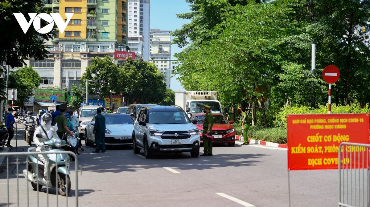 Hà Nội lập chốt trên nhiều tuyến đường kiểm soát người ra đường không lý do