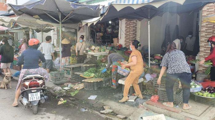 Chùm ảnh: Bất chấp lệnh cấm, chợ tự phát ở TP HCM vẫn nhộn nhịp