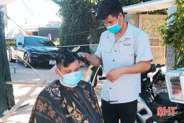 Mở “salon tóc di động” ở TP Hà Tĩnh giúp cán bộ, chiến sỹ làm nhiệm vụ phòng dịch