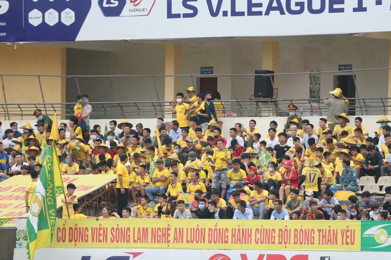 Bầu Đức phản ứng phương án lùi V-League 2021