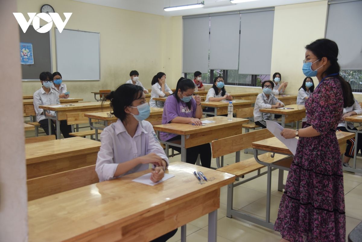 Thí sinh Hà Nội đội mưa đi thi buổi đầu tiên vào lớp 10 THPT