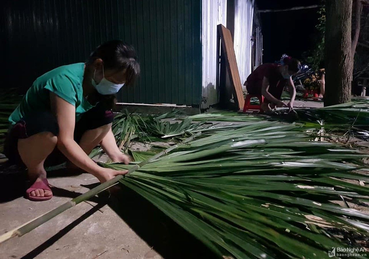 Người dân Thanh Chương thức đêm làm tranh tre chống nóng cho chốt chống dịch