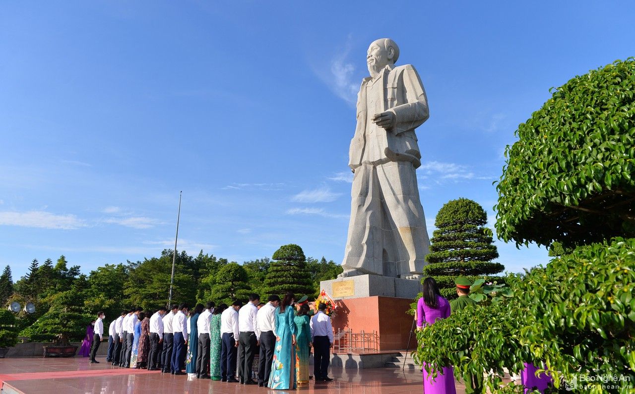 Đoàn đại biểu HĐND tỉnh khóa XVIII, nhiệm kỳ 2021-2026 dâng hoa tưởng niệm Chủ tịch Hồ Chí Minh