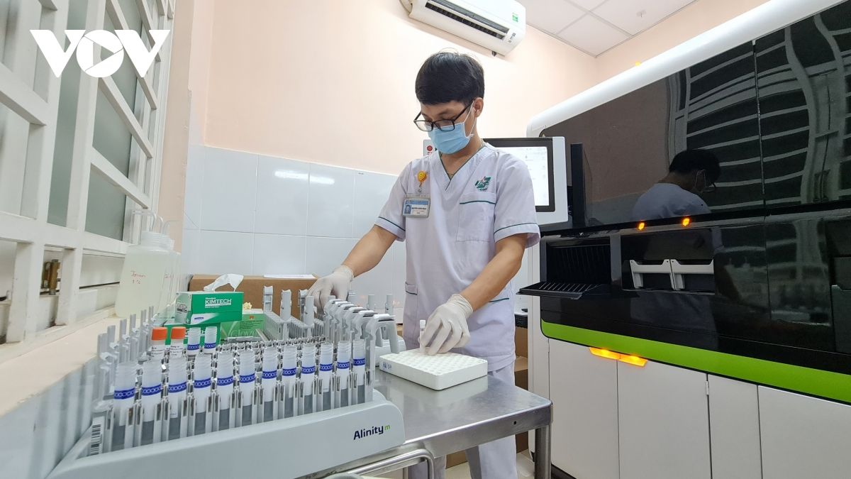 Bệnh viện Quân y 175 khai thác hệ thống xét nghiệm PCR tự động 1.000 mẫu/ngày