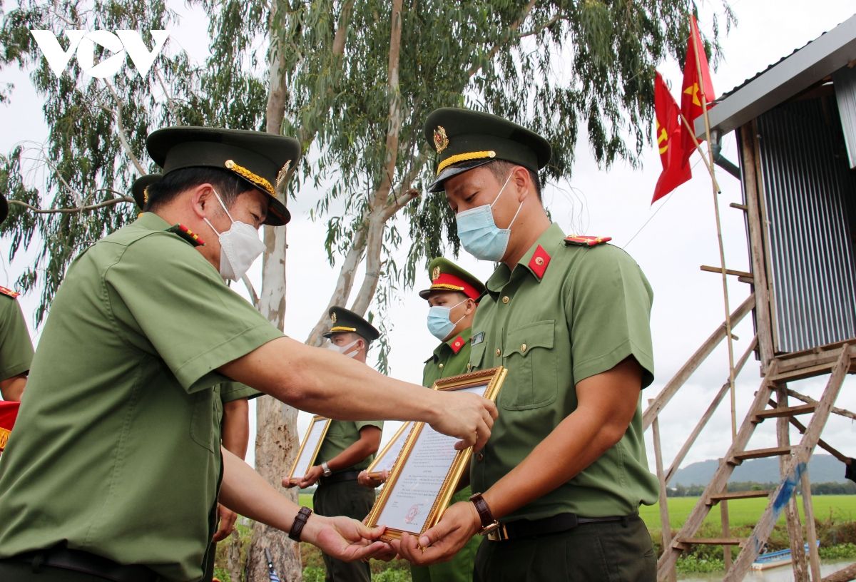 Xúc động lễ nhận quyết định thăng quân hàm và kết nạp Đảng ngay tại chốt phòng, chống dịch