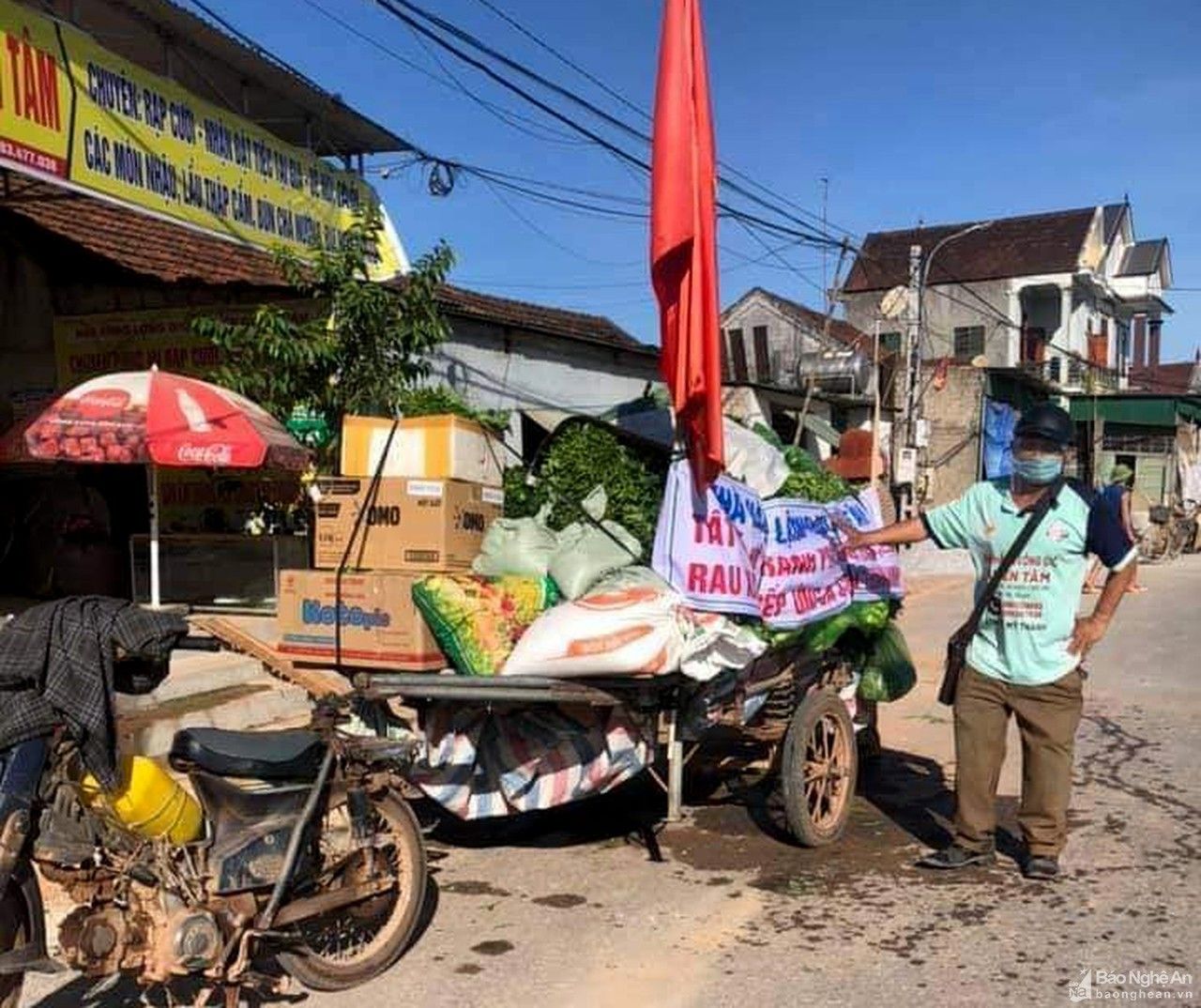 Chuyện người đàn ông quê lúa gom rau, củ, quả chở xe kéo đi hỗ trợ người dân thành phố Vinh