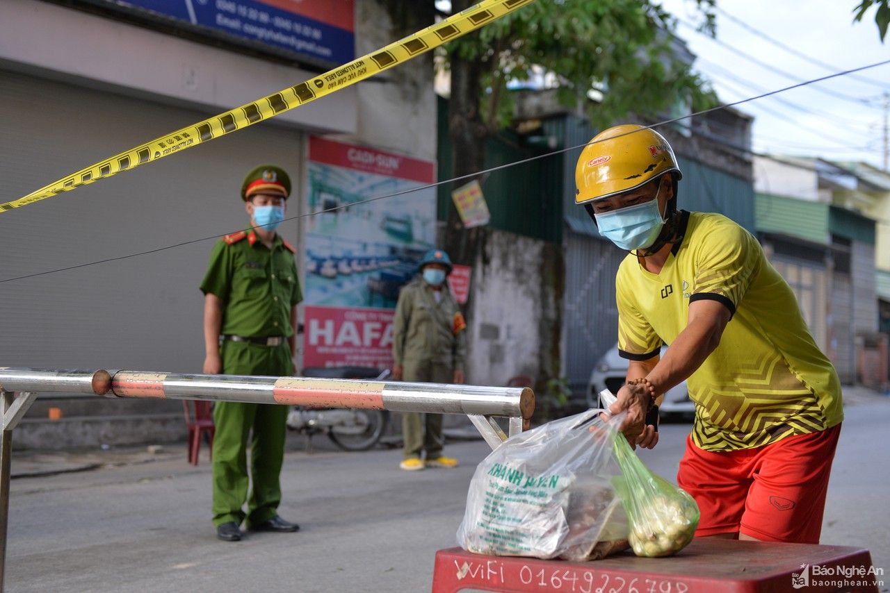 Nhịp sống ngày đầu tiên của vùng dân cư bị phong tỏa ở TP Vinh