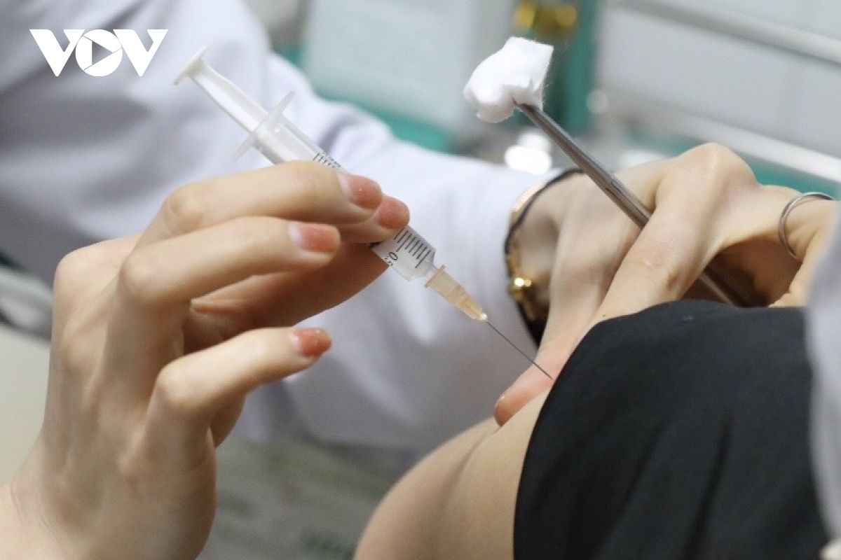 Khẩn trương hoàn thiện Thông tư cấp phép lưu hành khẩn cấp vaccine&nbsp;COVID-19