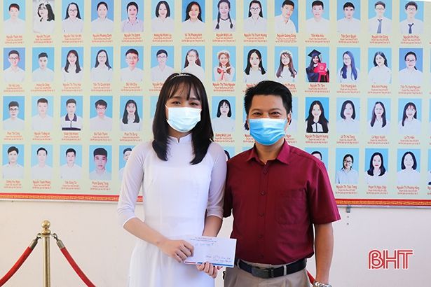 Gặp nữ sinh Trường THPT Chuyên Hà Tĩnh là thủ khoa khối B với 3 điểm 10