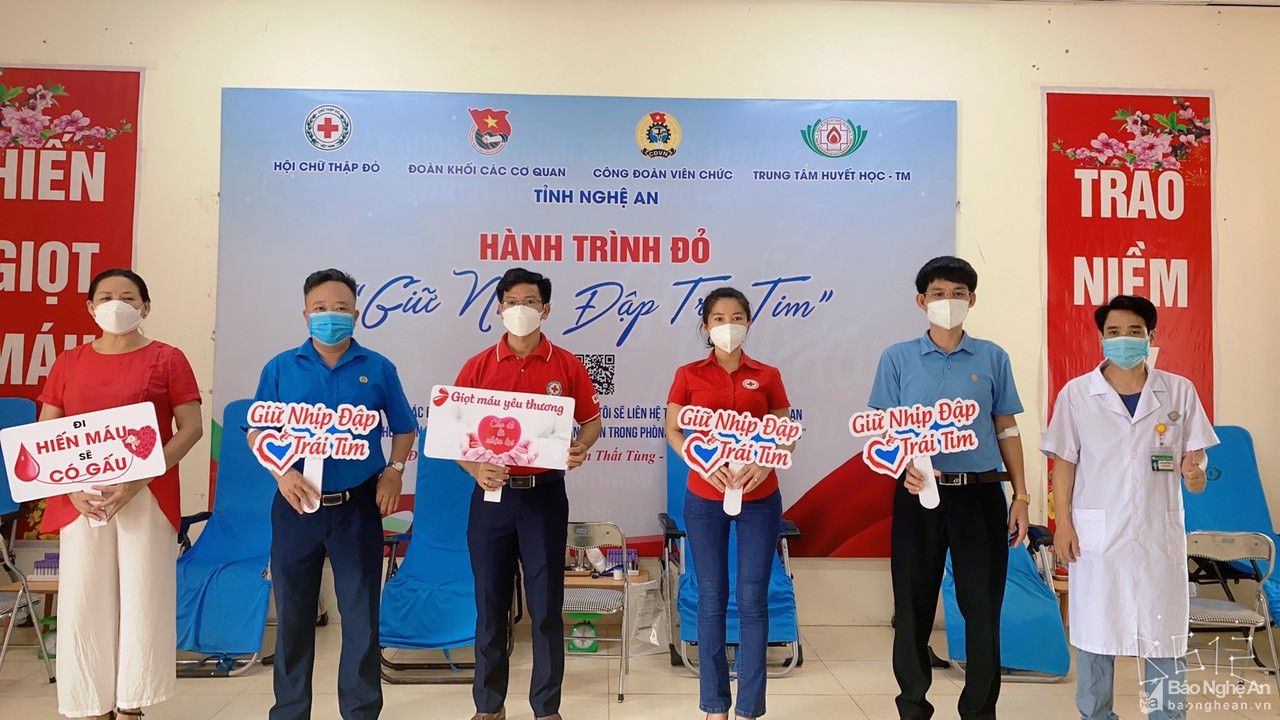 Lãnh đạo các cơ quan, đơn vị tham gia hiến máu 