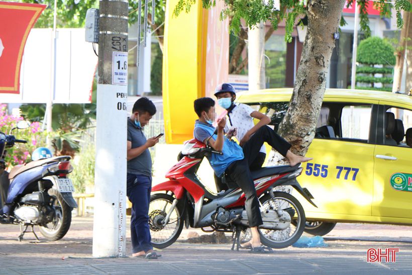 Hà Tĩnh: Dịch Covid-19 còn phức tạp, nhiều người dân vẫn... quên 5K!