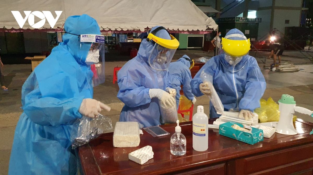 Lấy mẫu xét nghiệm sàng lọc cho 4.000 công nhân và người thân ở Bình Dương