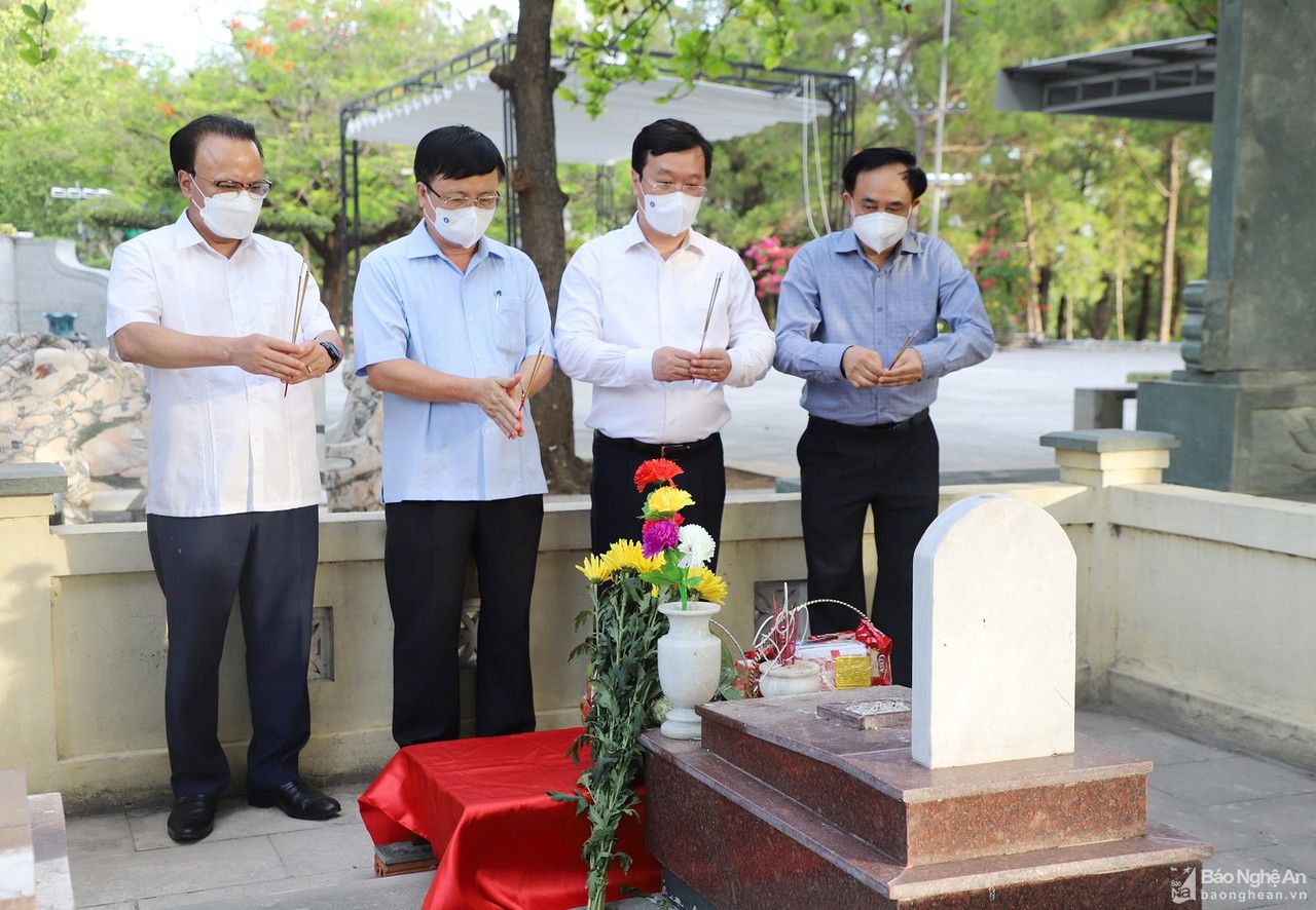 Đoàn đại biểu Nghệ An tưởng niệm các anh hùng liệt sĩ tại Nghĩa trang liệt sĩ Trường Sơn