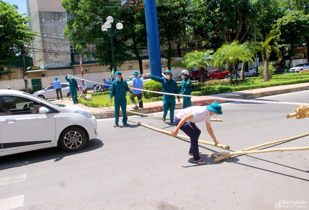 Lập hàng chục chốt chặn, cách ly toàn bộ 2 phường Hồng Sơn và Vinh Tân (TP Vinh)