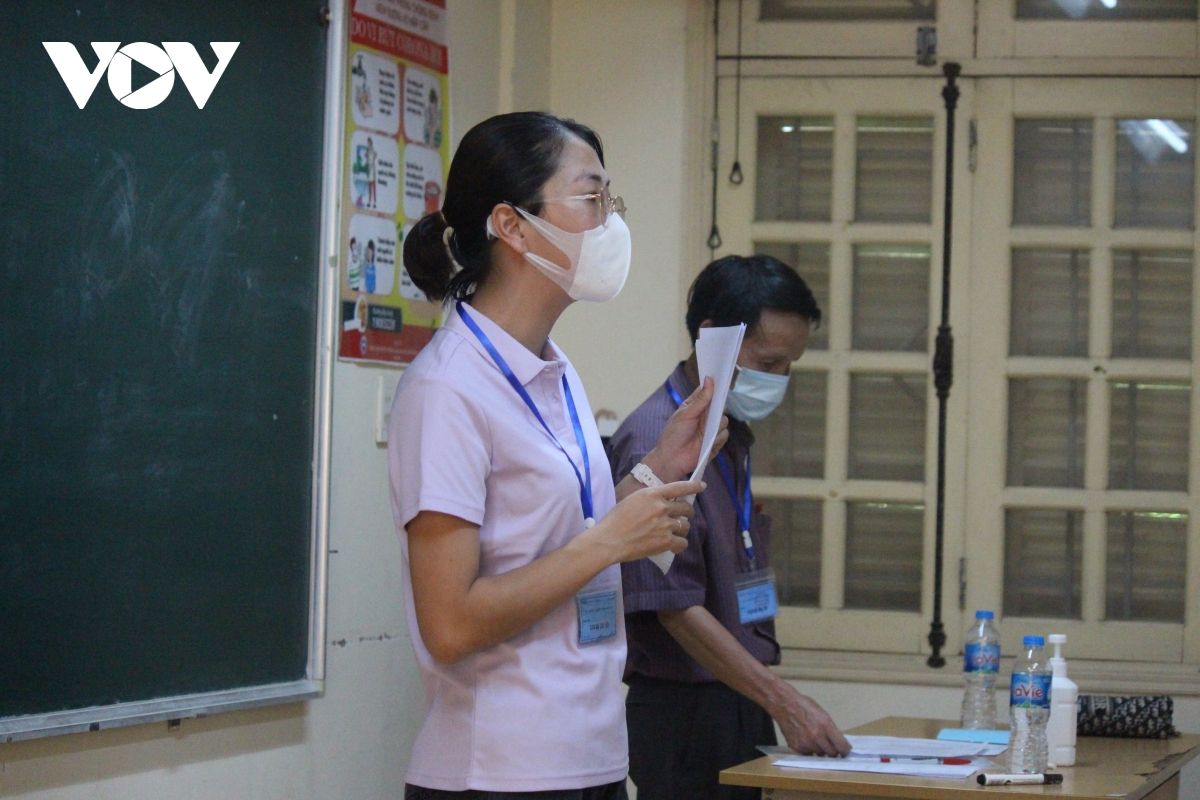 Thí sinh đội nắng, khẩu trang kín mít đi làm thủ tục thi tốt nghiệp THPT