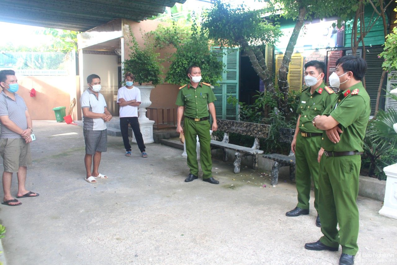 Tụ tập hát karaoke giữa dịch, chủ và khách bị phạt 125 triệu đồng