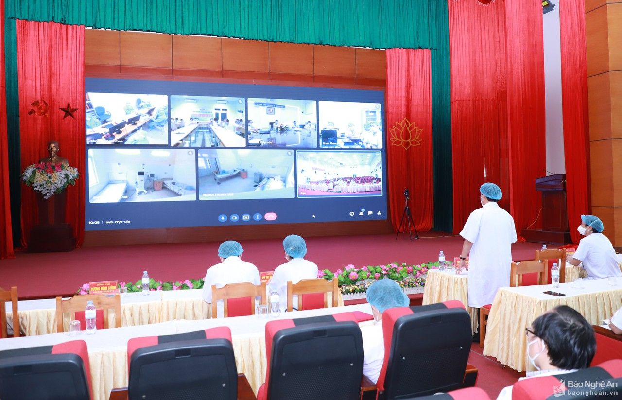 Bí thư Tỉnh ủy Thái Thanh Quý thăm, động viên đội ngũ y, bác sỹ trên tuyến đầu chống dịch Covid -19