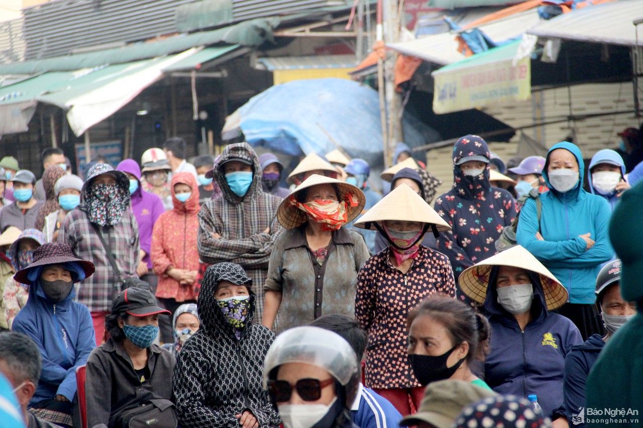 Phong tỏa, lấy mẫu xét nghiệm toàn bộ tiểu thương chợ đầu mối Vinh