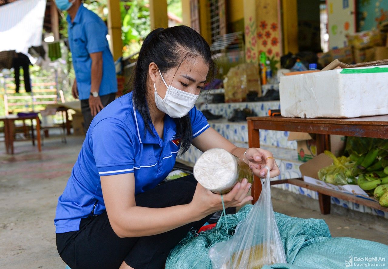 Cận cảnh cuộc sống trong tâm dịch Chăm Puông 