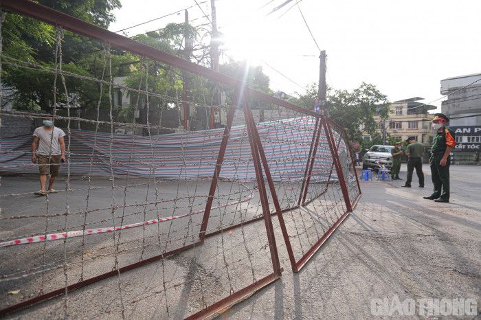 Dựng hàng rào thép gai ngăn người vượt khu phong tỏa tại Hà Nội