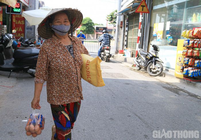 Hà Nội: Người lao động bật khóc khi nhận gạo, trứng giữa ngày giãn cách XH