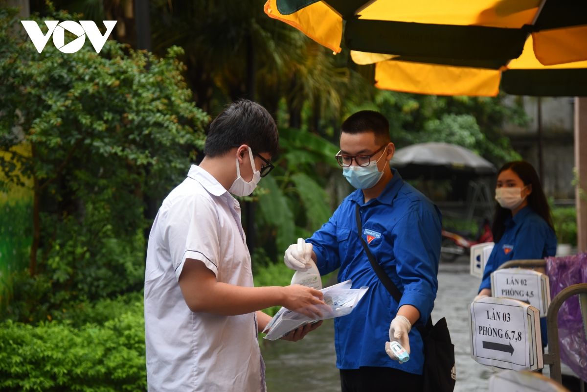 Thí sinh Hà Nội đội mưa đi thi buổi đầu tiên vào lớp 10 THPT