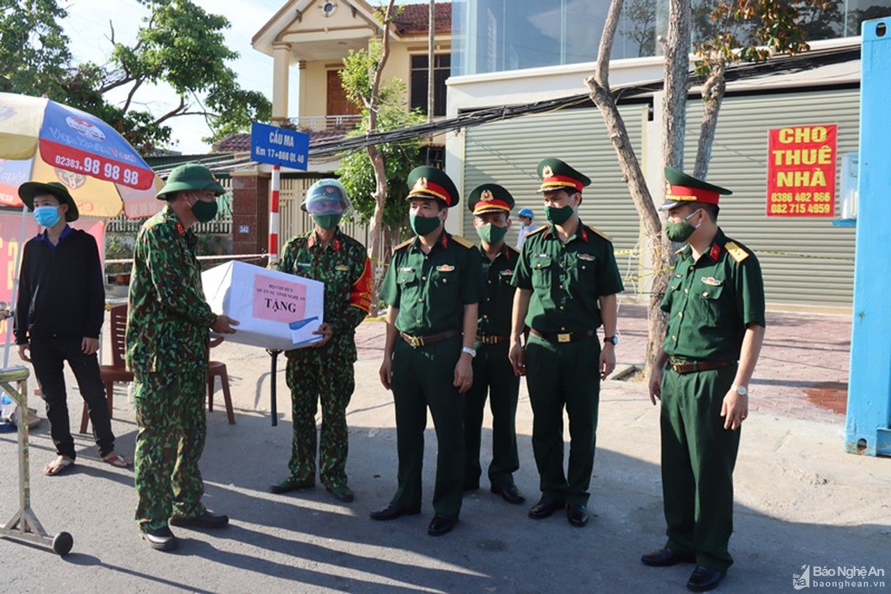 Bộ Chỉ huy Quân sự tỉnh thăm, tặng quà động viên lực lượng phòng, chống dịch Covid-19