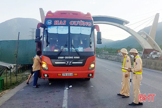 Hà Tĩnh: Xử phạt xe chở 44 hành khách về từ miền Nam không có lệnh xuất bến