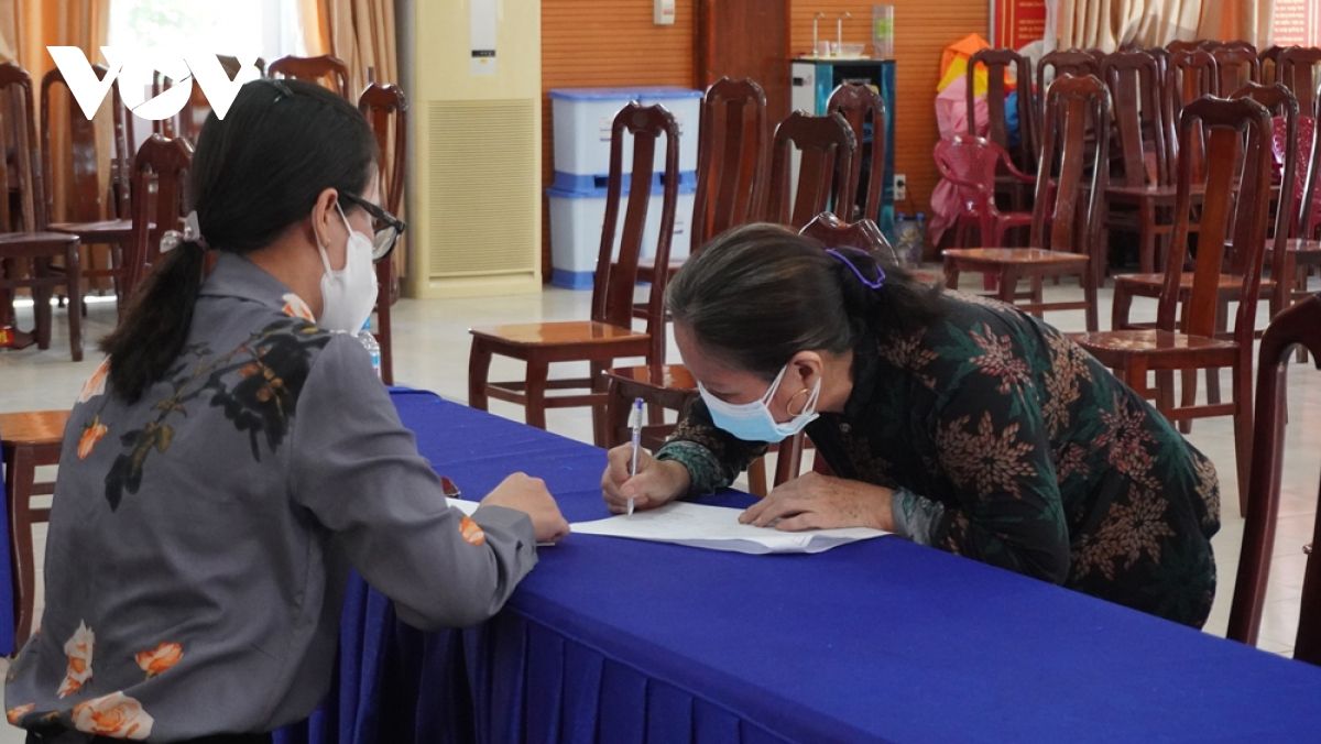 Lao động tự do ở Bình Dương mừng rơi nước mắt khi nhận tiền hỗ trợ