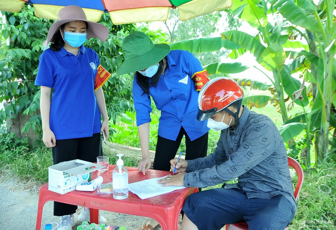 Những người tình nguyện lên tuyến đầu chống dịch ở Nghệ An