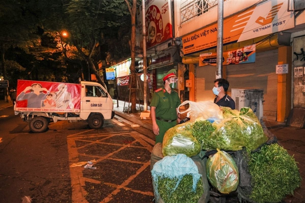 Hà Nội: Trắng đêm dẹp chợ nông sản trái phép cạnh Bốt Hàng Đậu