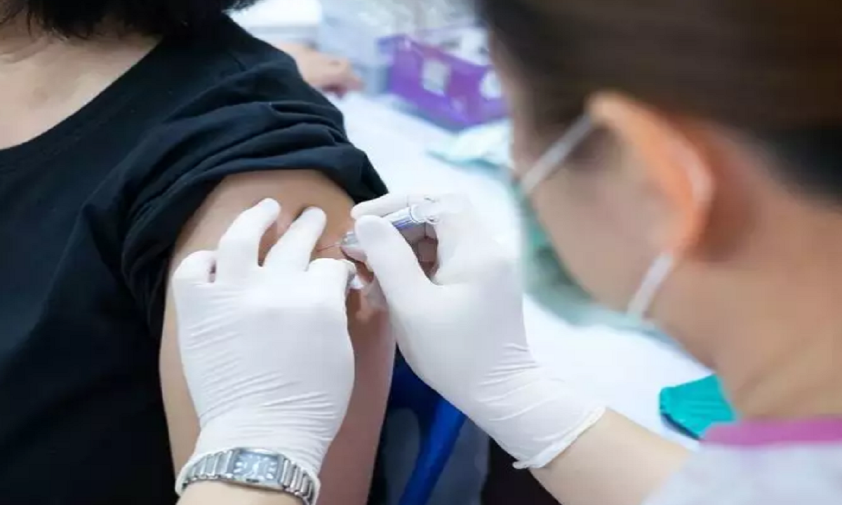 Làm thế nào để những người chưa được tiêm vaccine COVID-19 an toàn trước biến thể mới?