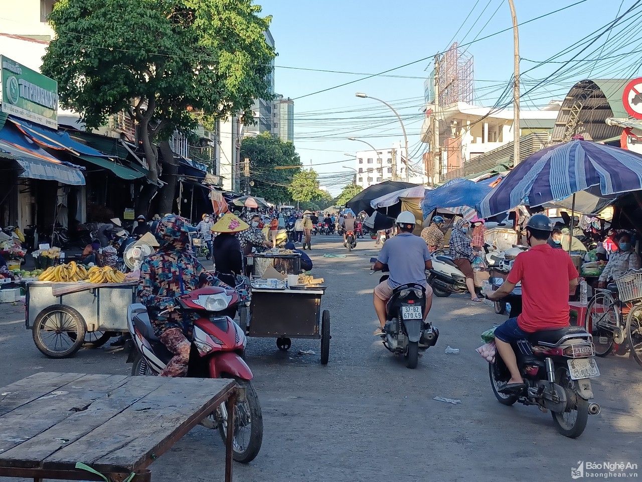 Người dân vẫn lơ là với phòng dịch khi đi chợ Vinh