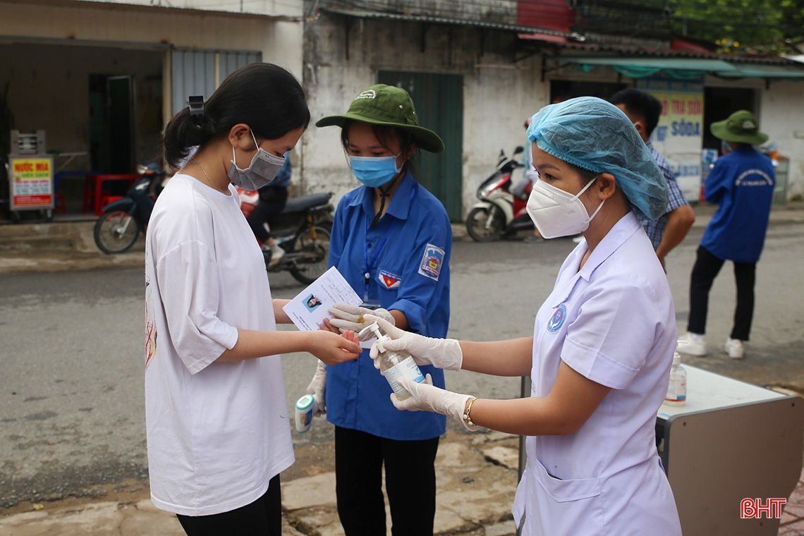 Hà Tĩnh siết chặt công tác phòng dịch trong ngày đầu thi tốt nghiệp THPT