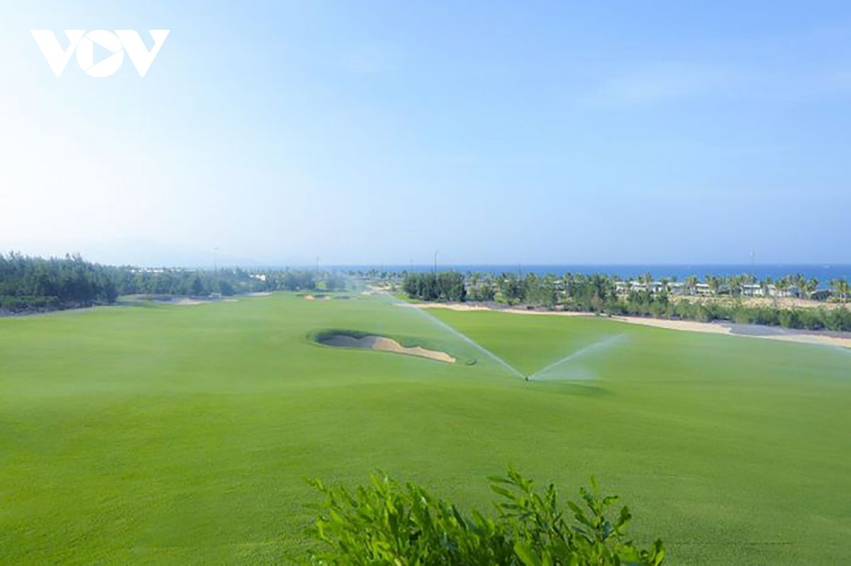 Giám đốc Sở Du lịch Bình Định tiếp xúc với F0 tại sân golf