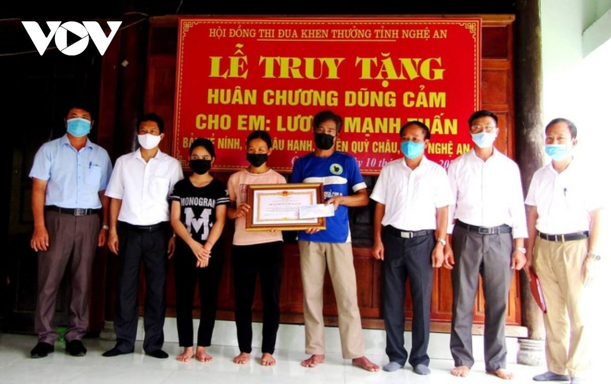 Truy tặng Huân chương dũng cảm cho nam sinh quên mình cứu 2 em nhỏ