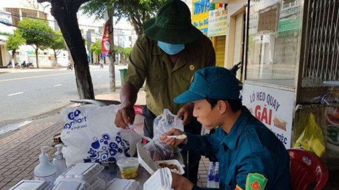 An Giang: Hàng trăm suất cơm nghĩa tình mỗi ngày của thầy hiệu trưởng