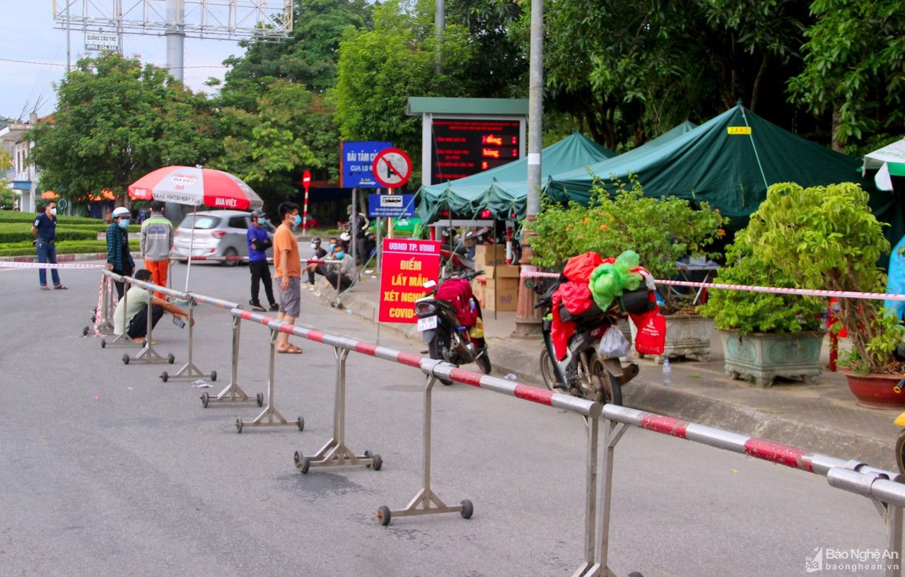 TP. Vinh test nhanh Covid-19 tại chỗ cho các công dân trở về từ miền Nam