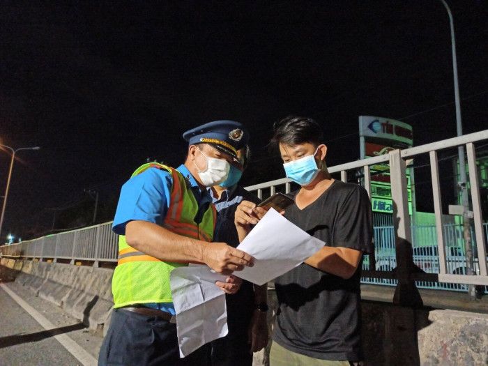 Thiếu giấy xét nghiệm, nhiều tài xế phải quay đầu xe khi đến cửa ngõ TP.HCM