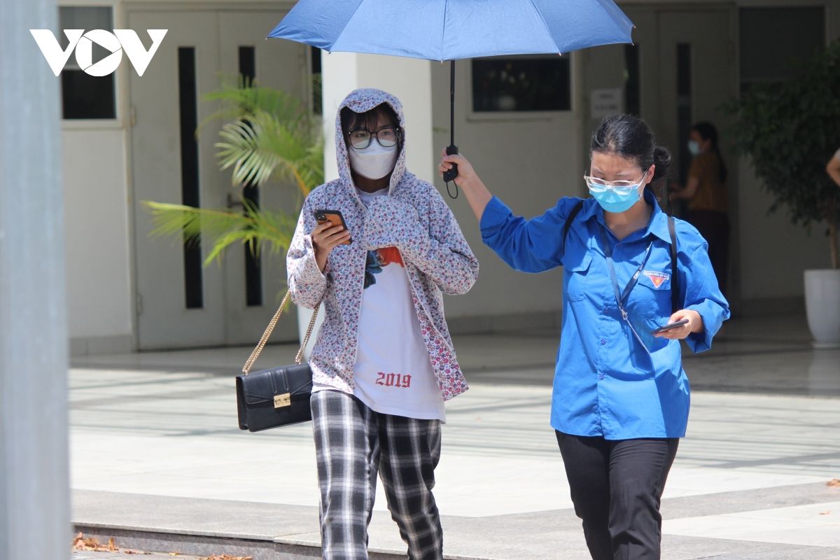 Thí sinh đội nắng, khẩu trang kín mít đi làm thủ tục thi tốt nghiệp THPT