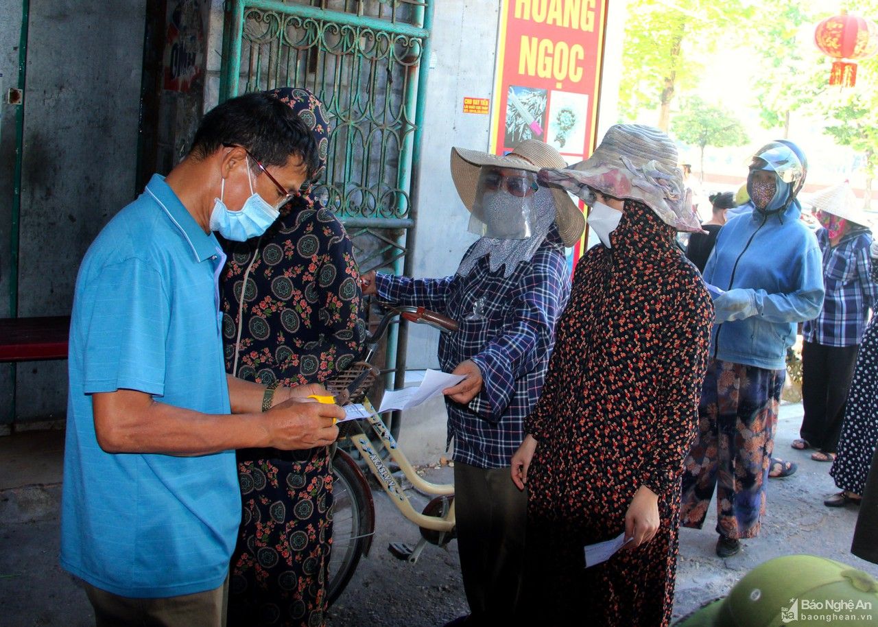 Cận cảnh người dân TP Vinh ngày đầu đi chợ bằng thẻ