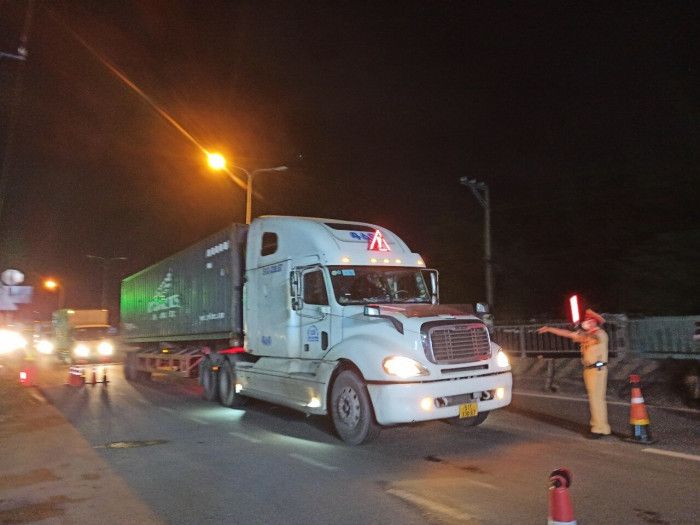 Thiếu giấy xét nghiệm, nhiều tài xế phải quay đầu xe khi đến cửa ngõ TP.HCM