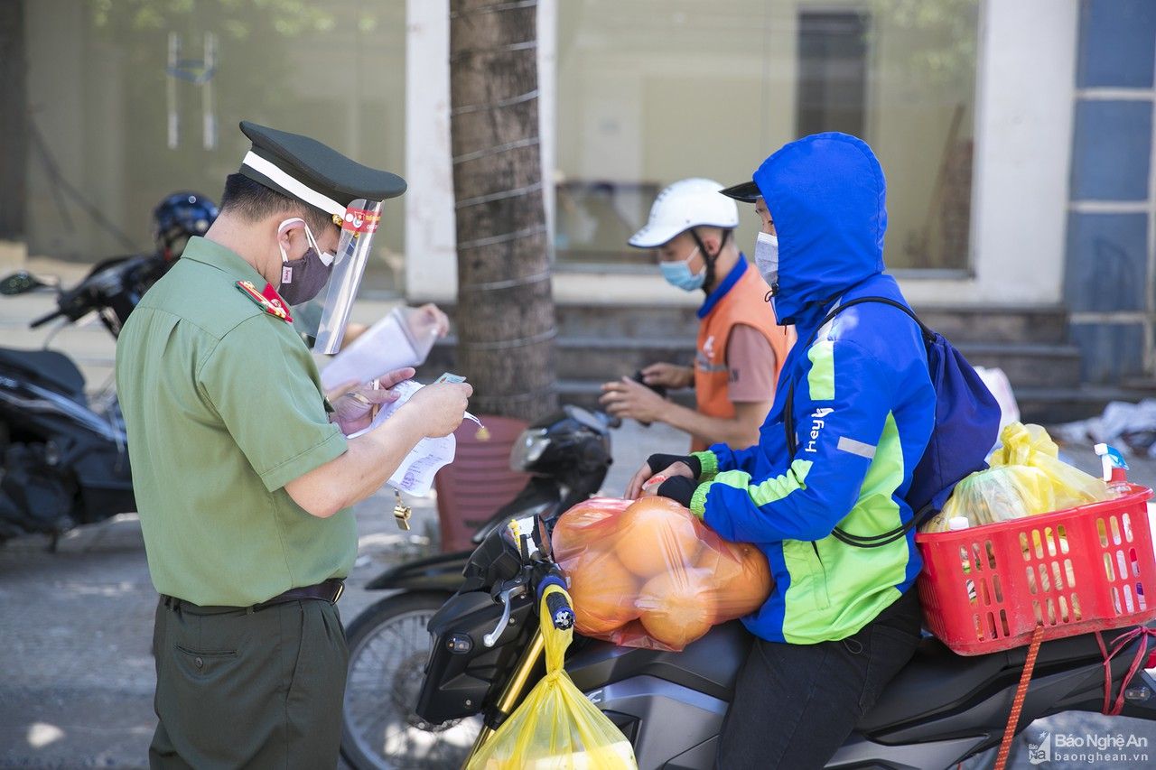 Người dân TP. Vinh tin tưởng, đồng thuận với quyết tâm chống dịch của chính quyền 