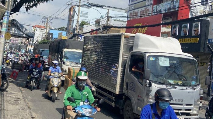 Người dân TP.HCM nườm nượp đi lại, tất bật mua sắm dù đang giãn cách xã hội