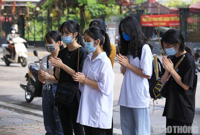 Hà Nội: Văn Miếu đóng cửa, sĩ tử vái vọng cầu may trước ngày thi vào lớp 10