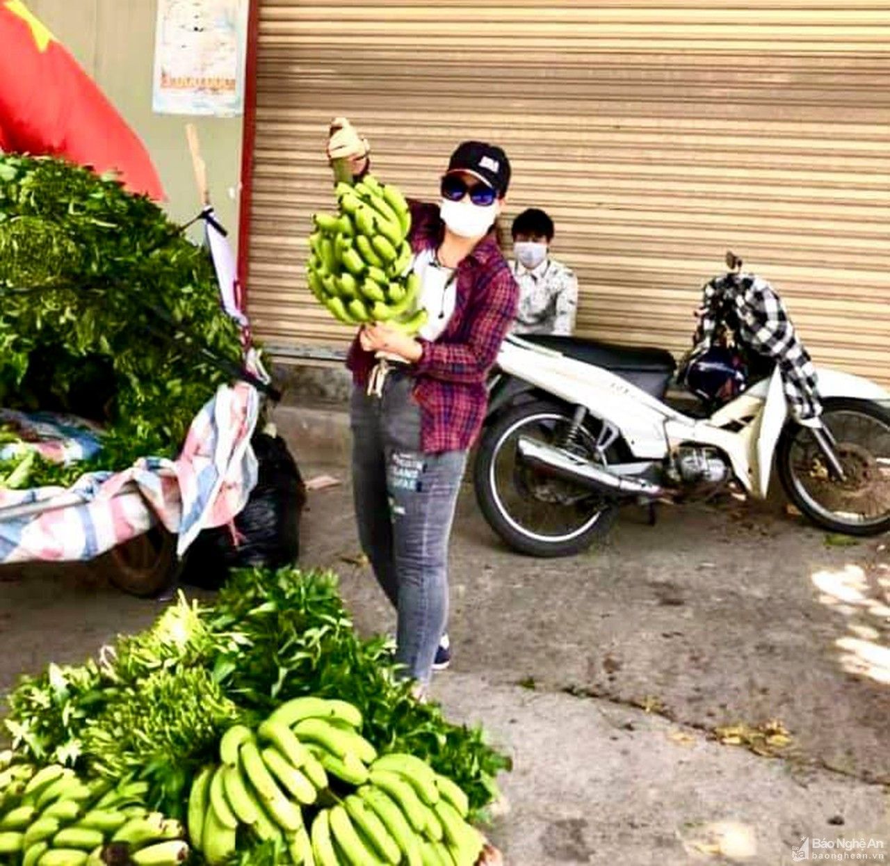 Chuyện người đàn ông quê lúa gom rau, củ, quả chở xe kéo đi hỗ trợ người dân thành phố Vinh