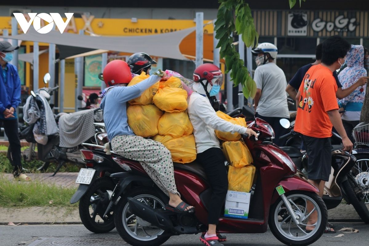 TP.HCM: Dân đổ xô mua hàng dự trữ, đường phố đông đúc như chưa có dịch