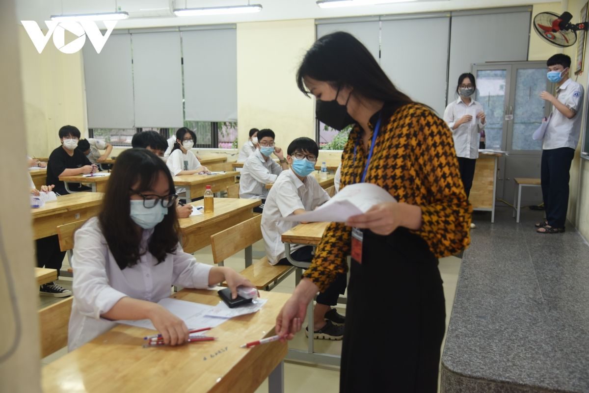 Thí sinh Hà Nội đội mưa đi thi buổi đầu tiên vào lớp 10 THPT